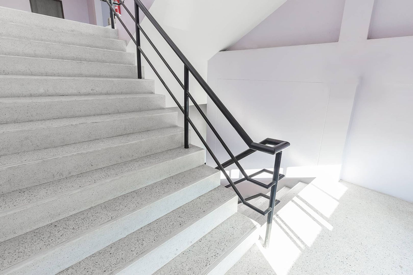 Modernes und helles Treppenhaus mit grauen Stufen